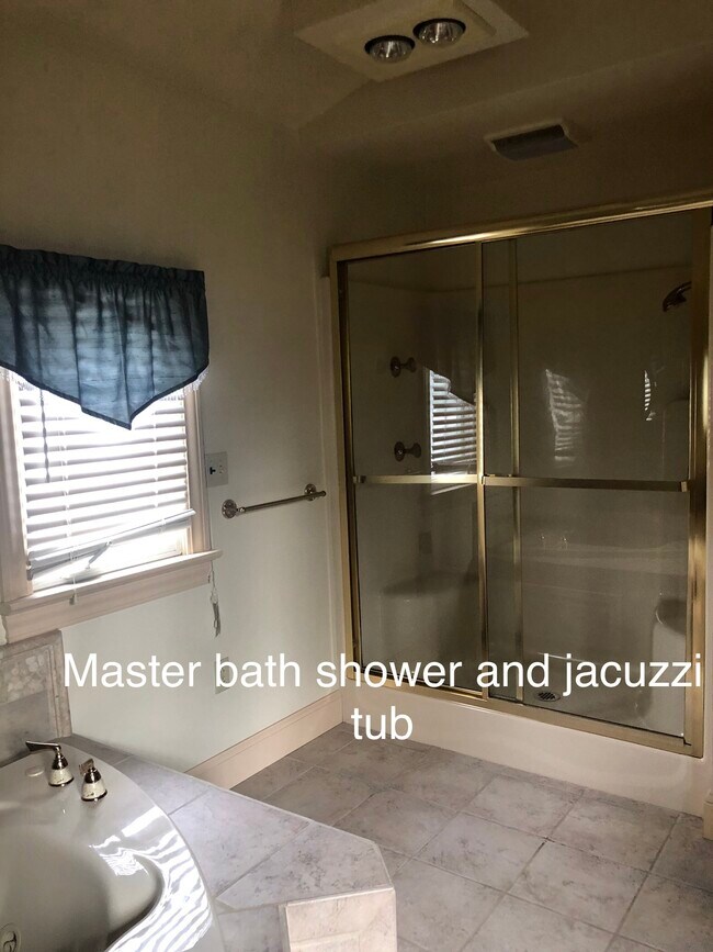 Building Photo - 2 bed / 2 bath UPSTAIRS of triplex