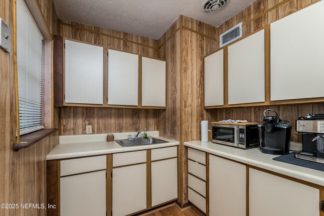 Building Photo - 7419 Merrill Rd