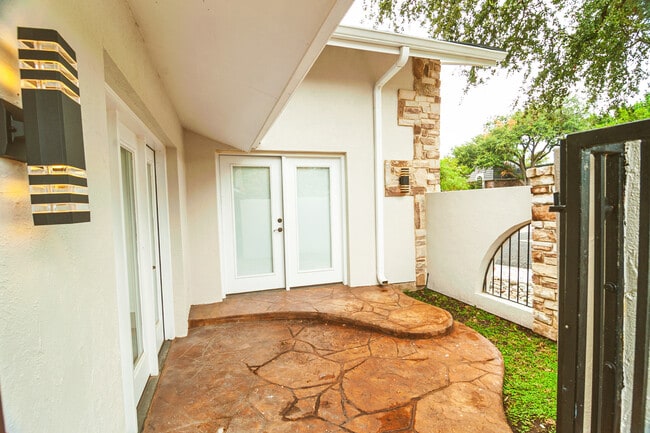 Building Photo - 6940 Brookshire Dr