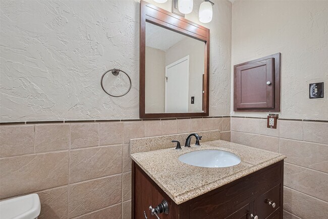Building Photo - 6907 Yardley Dr