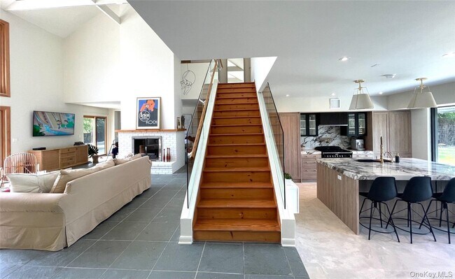 Building Photo - 1050 King St