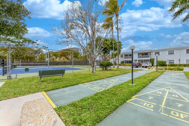 Building Photo - 6299 Bay Club Dr
