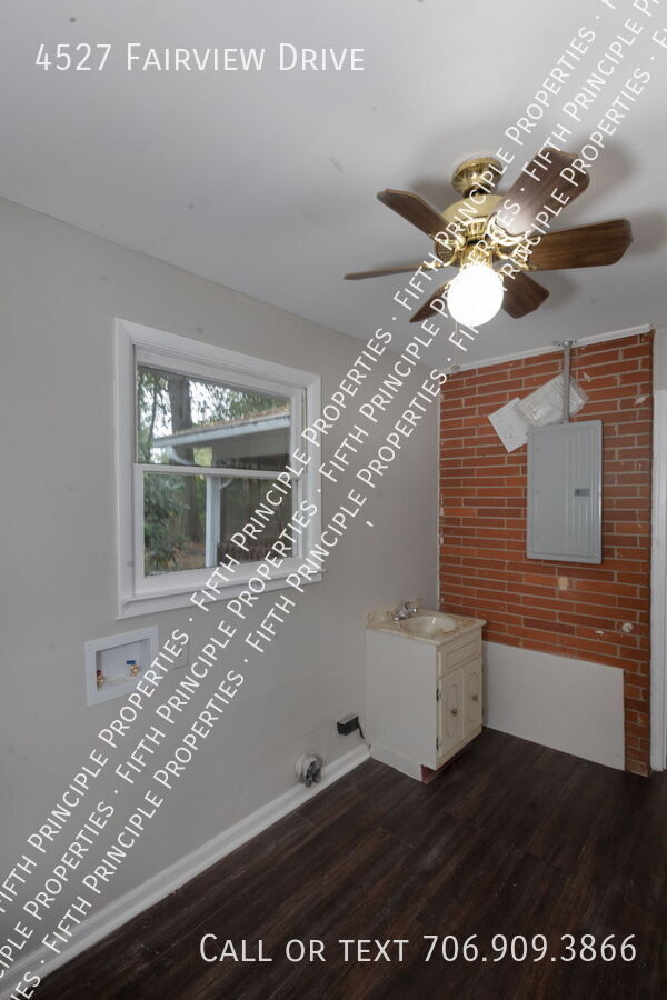 Building Photo - 4527 Fairview Dr