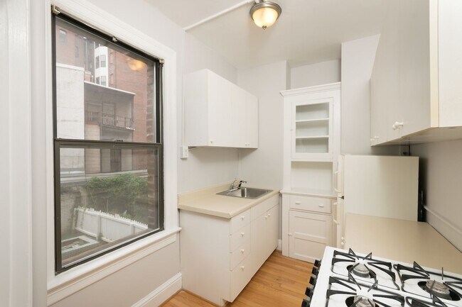 Building Photo - Charming Logan Circle Condo | Studio | 1 Bath | 450 Sf