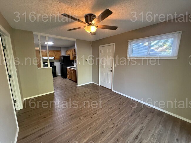 Building Photo - $1400 - 3 bedroom / 1 bathroom - Single Family Home
