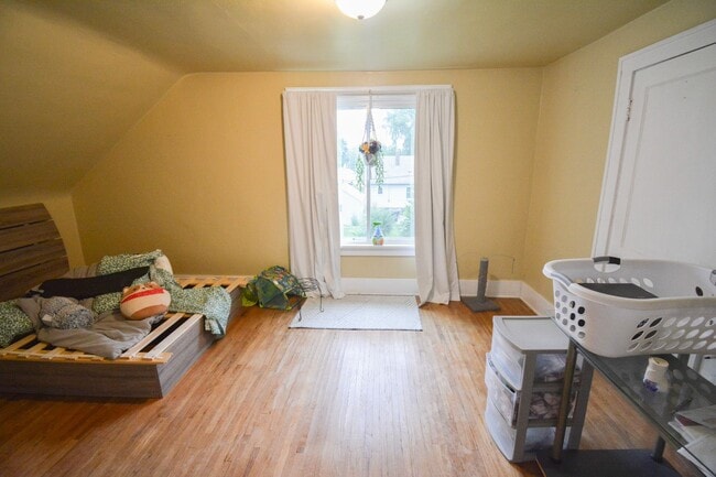 Building Photo - 2 Bedroom in Fantastic Downtown/Silver Lak...