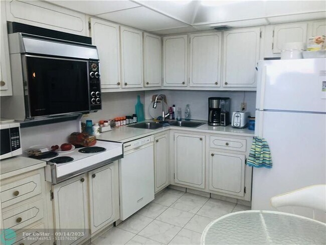 Building Photo - 1523 E Hillsboro Blvd