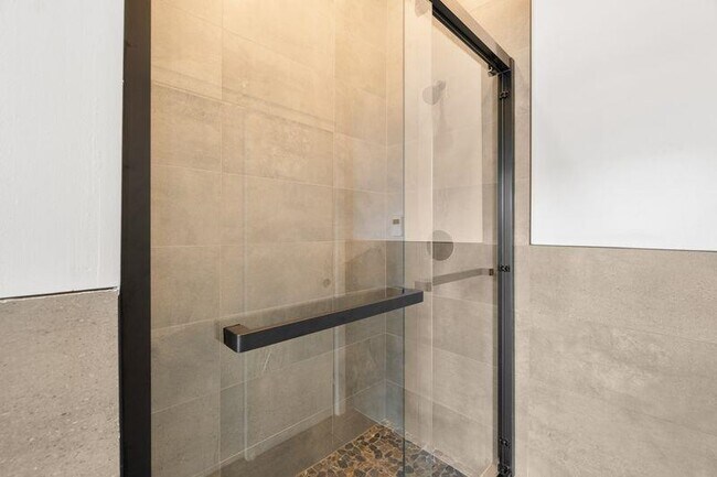 Building Photo - 952 Broadway