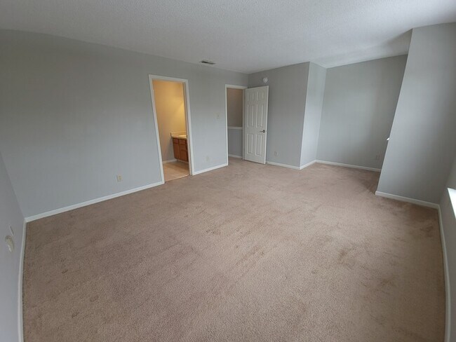 Building Photo - Exquisite Fishers Home