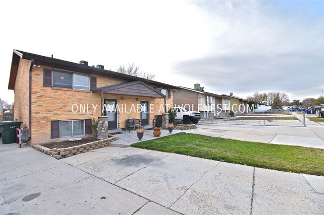 Building Photo - Amazing 3 Bed West Valley Unit!