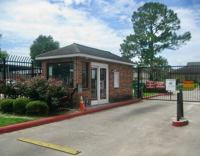 Building Photo - 7051 Chasewood Dr