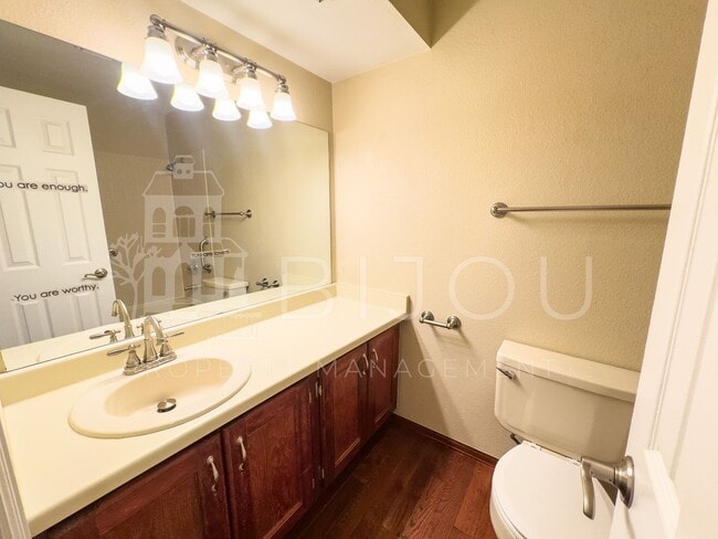 Building Photo - Beautiful 2 Bed, 2 Bath