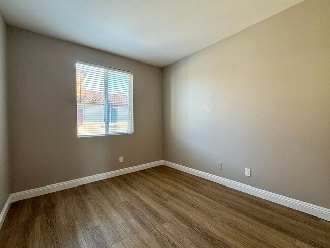 Building Photo - 3 Bed 2.5 Bath plus extra room Townhouse Style Condo / Attached 2 Car Garage