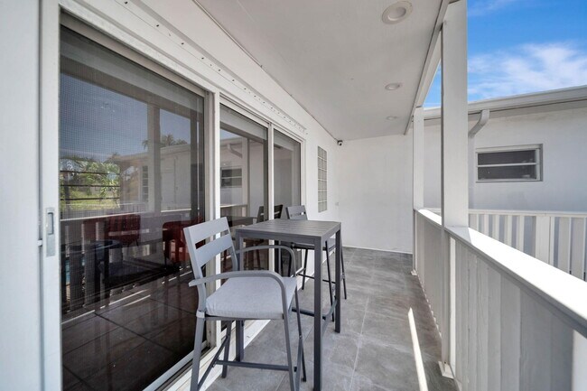 Building Photo - 2724 NE 14th St