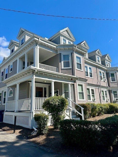 Building Photo - 305 Cabot St