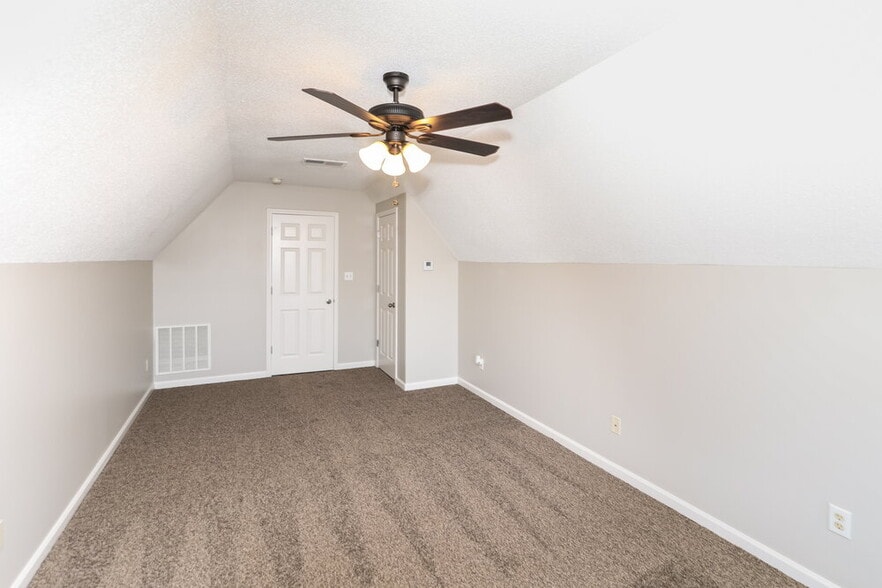 Building Photo - 10333 Cottage Oaks Dr