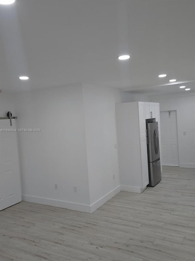 Building Photo - 14410 NE 5th Pl