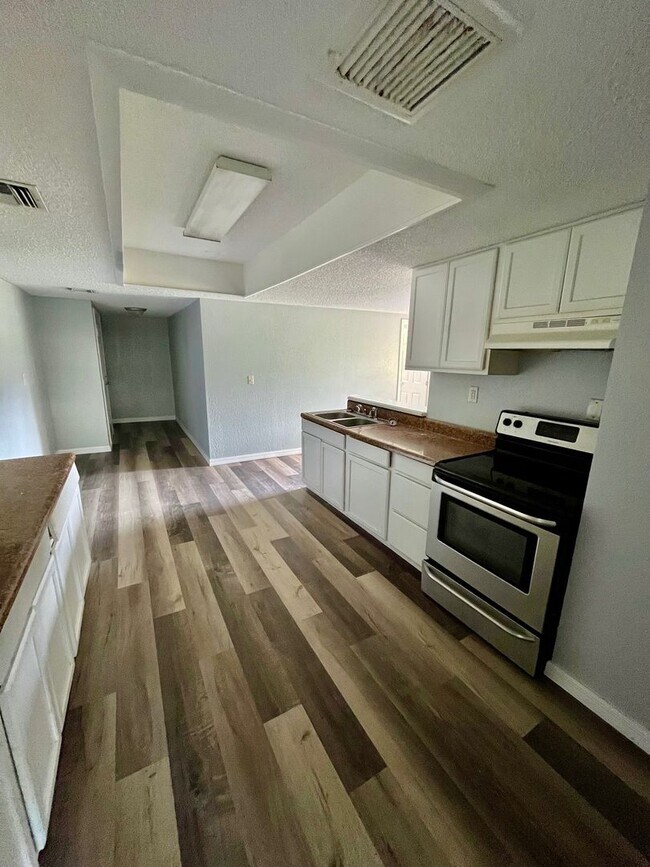 Building Photo - HUGE Dade City 3BR/1BA/1 Car Garage Home w/Tons of Living Area! NO APPLICATION FEE!