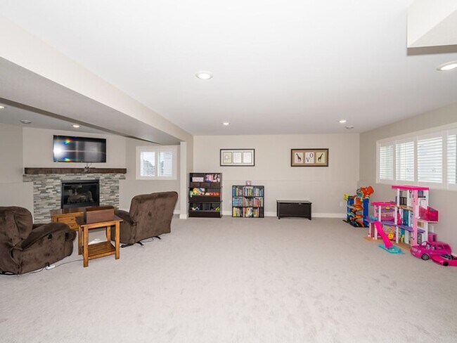 Building Photo - Beautiful 5 Bedroom Single Family Home