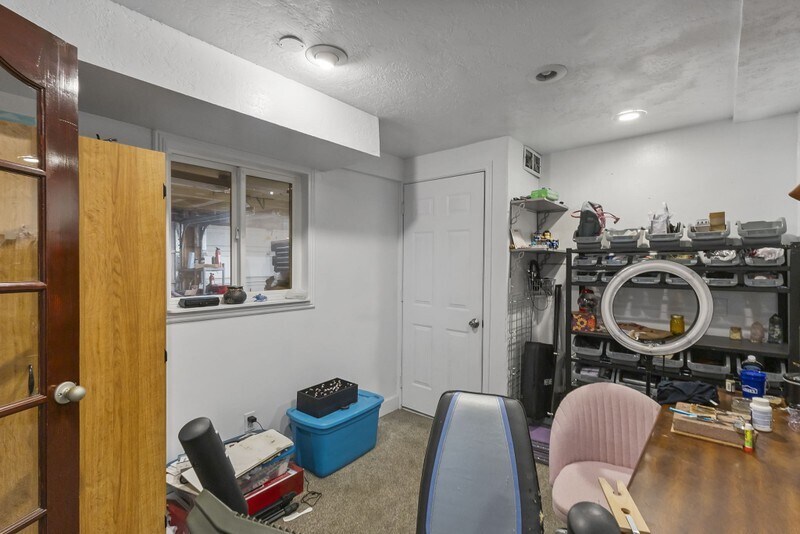 Building Photo - 752 Raygene Way