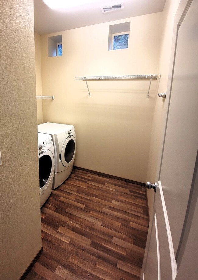 Building Photo - Spacious 3 Bedroom Home with Garage