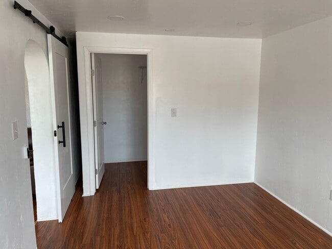 Building Photo - Cozy home with backyard!