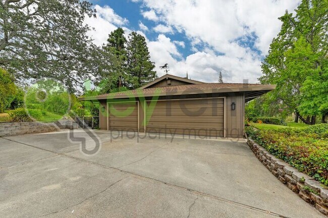 Building Photo - 9635 Oak Leaf Way