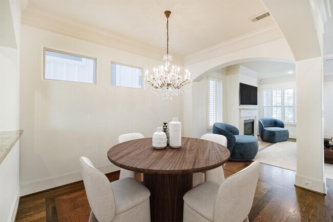 Building Photo - 407 W Bell St