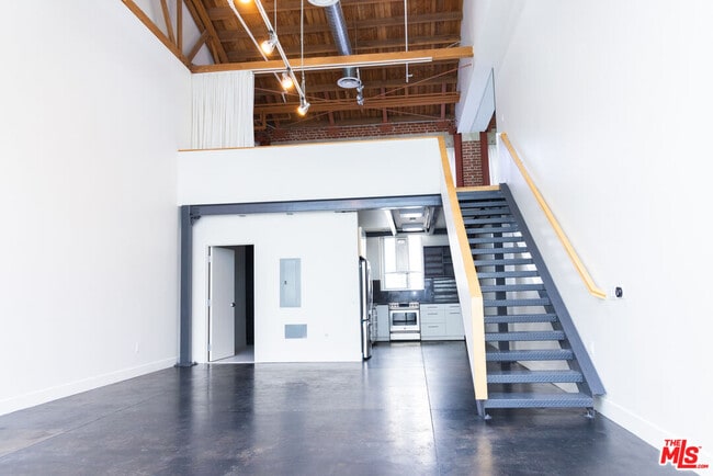 Building Photo - 130 S Hewitt St
