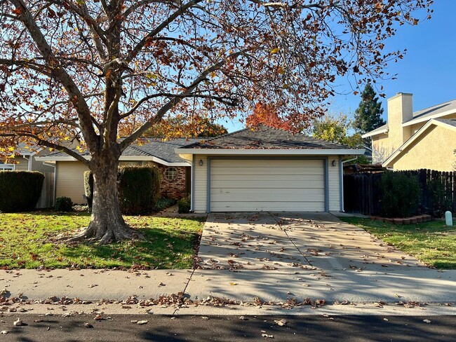 Primary Photo - Charming and spacious 3 bed/2 bath home in...