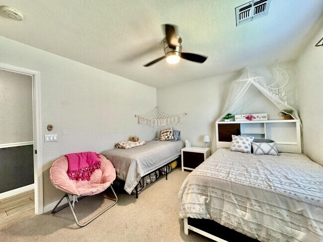 Building Photo - 12768 N Lantern Way