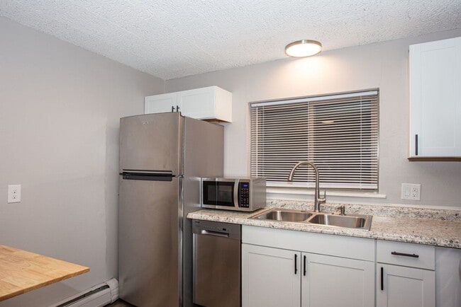 Building Photo - 2 Bed 1 Bath On Bus Route - Heat Included