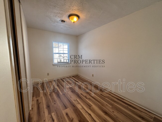 Building Photo - 1008 E Fischer St