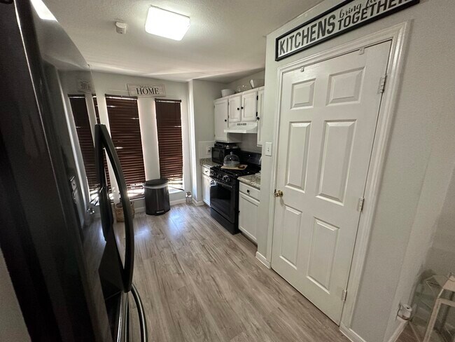 Building Photo - 1902 Denmark Ln