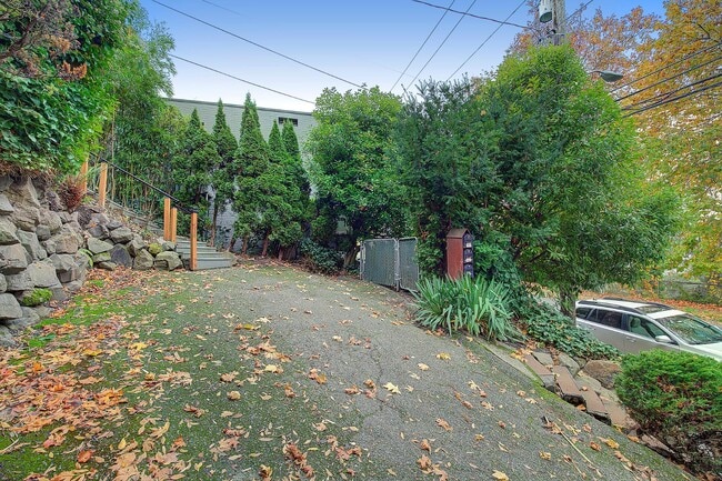 Building Photo - 1038 Lakeview Blvd E