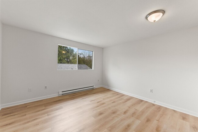 Building Photo - Charming 4 Bedroom 2 Bath single family ho...