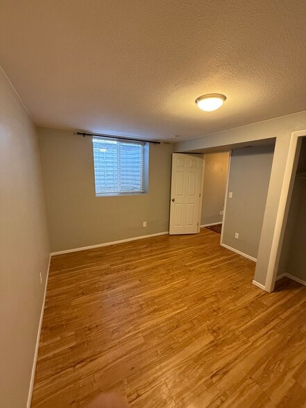 Building Photo - 1917 Oakwood Dr