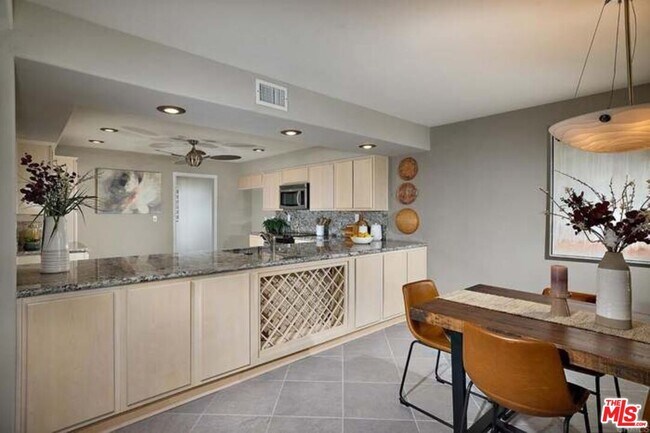 Building Photo - 2552 Navarra Dr