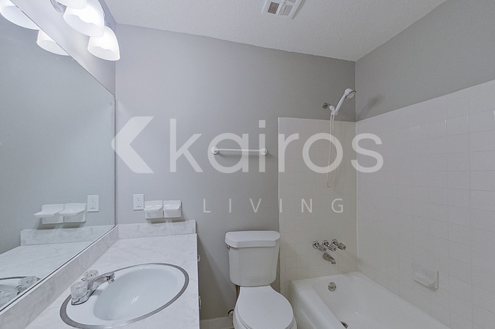 Building Photo - 2319 Applewood Dr