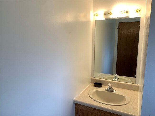 Building Photo - 20 Pine Hill Dr