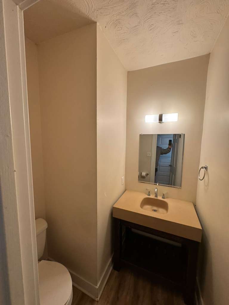 Building Photo - 1948 Broadway Ave