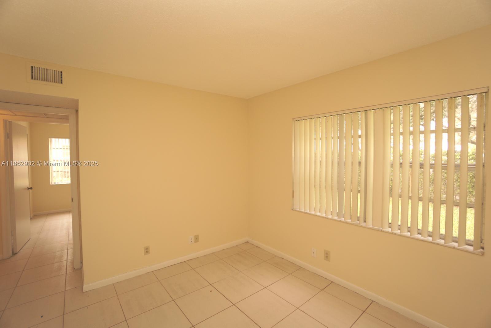 Building Photo - 820 Twin Lakes Dr