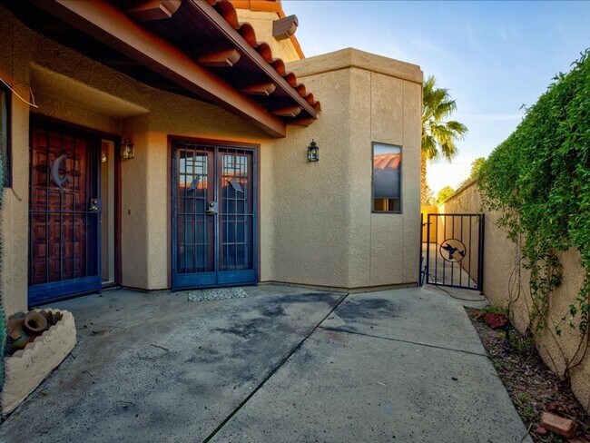 Building Photo - 3 Bedroom 2 Bathroom with Community Pool!!
