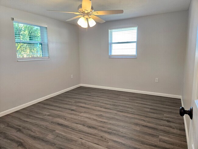Building Photo - Annual Unfurnished 3 Bedroom 2 Bathroom Si...