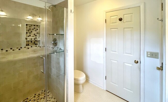 Building Photo - Beautiful 3 Bed and 2.5 Bath Home, Pool In...