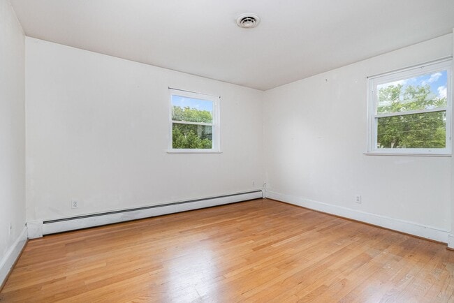 Building Photo - Coming Soon | $2,000/mo | Spacious Split-L...