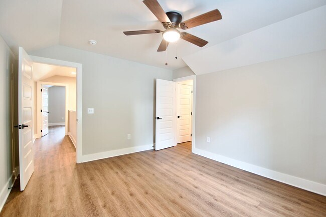 Building Photo - Now Leasing for Fall 2025! $1000 Per Bedro...