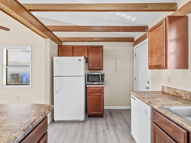 Building Photo - Townhome Beauty!