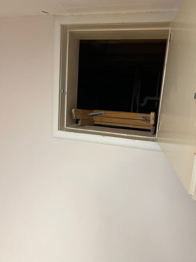 Building Photo - 429 E Pine St