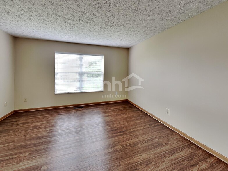 Building Photo - 452 Crestmoore Dr